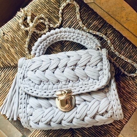 ✨🧶Chunky Knit Light Lavender Satchel w Fringe Tassel and Crossbody Gold Chain✨ - Picture 4 of 9